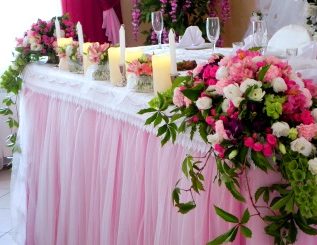 Украшение свадебного стола цветами