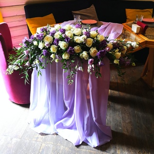 композиция с эустомой и розой