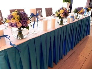 живые цветы на столе молодых