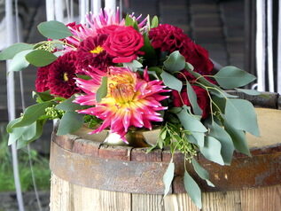 композиция с георгинами