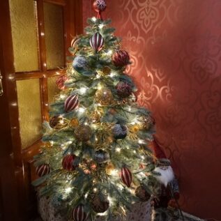 дизайнерское оформление новогодней елки