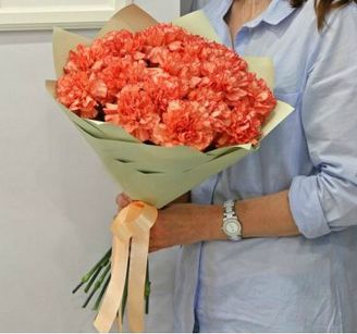 букет с гвоздиками