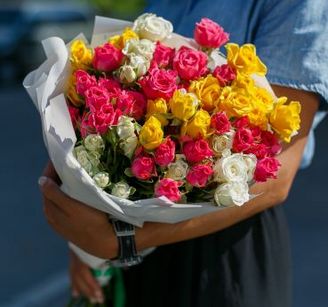 букет с кустовой розой